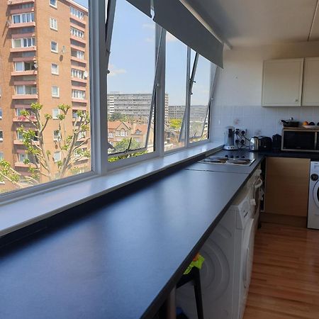 Double Room In Private Apartment London Kültér fotó