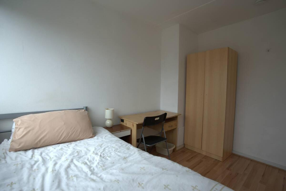 Double Room In Private Apartment London Kültér fotó